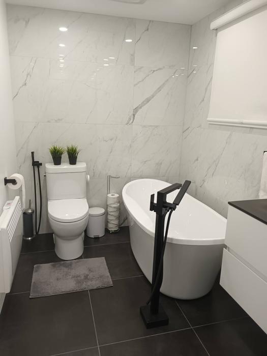 Baignoire autoportante et robinetterie sur pied