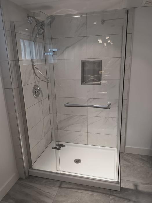 Douche vitrée et céramique grand format