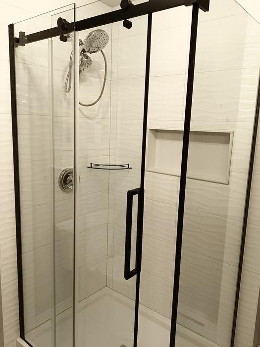 Douche d'angle, porte coulissante à cadre noir