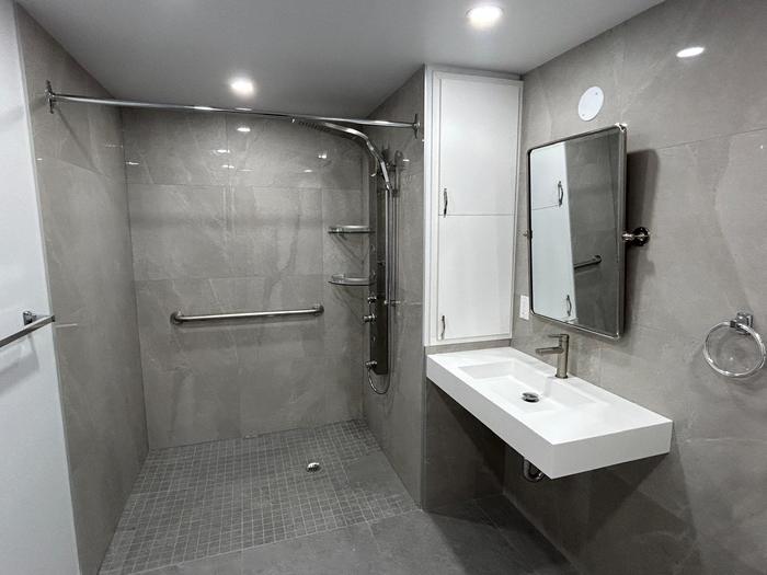 Salle de bain adaptée, douche sans seuil
